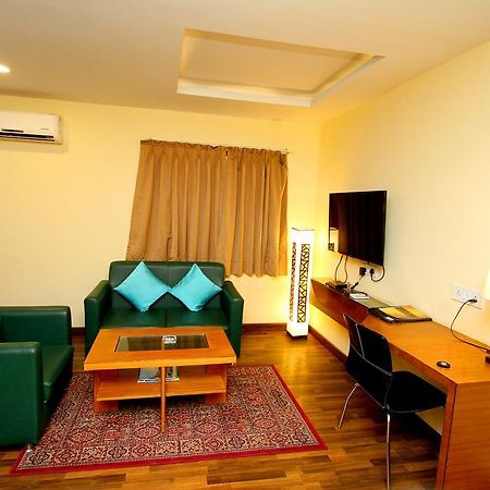 Hotel Crestwood Calcutta  Esterno foto