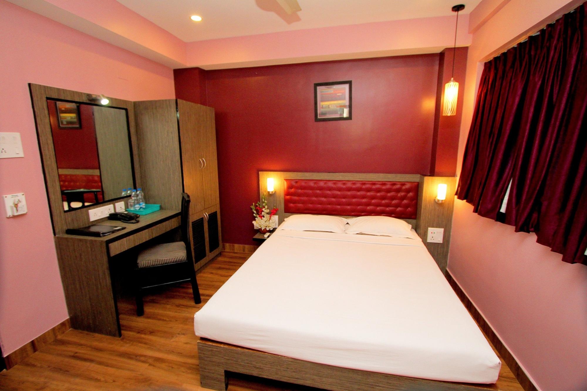 Hotel Crestwood Calcutta  Esterno foto