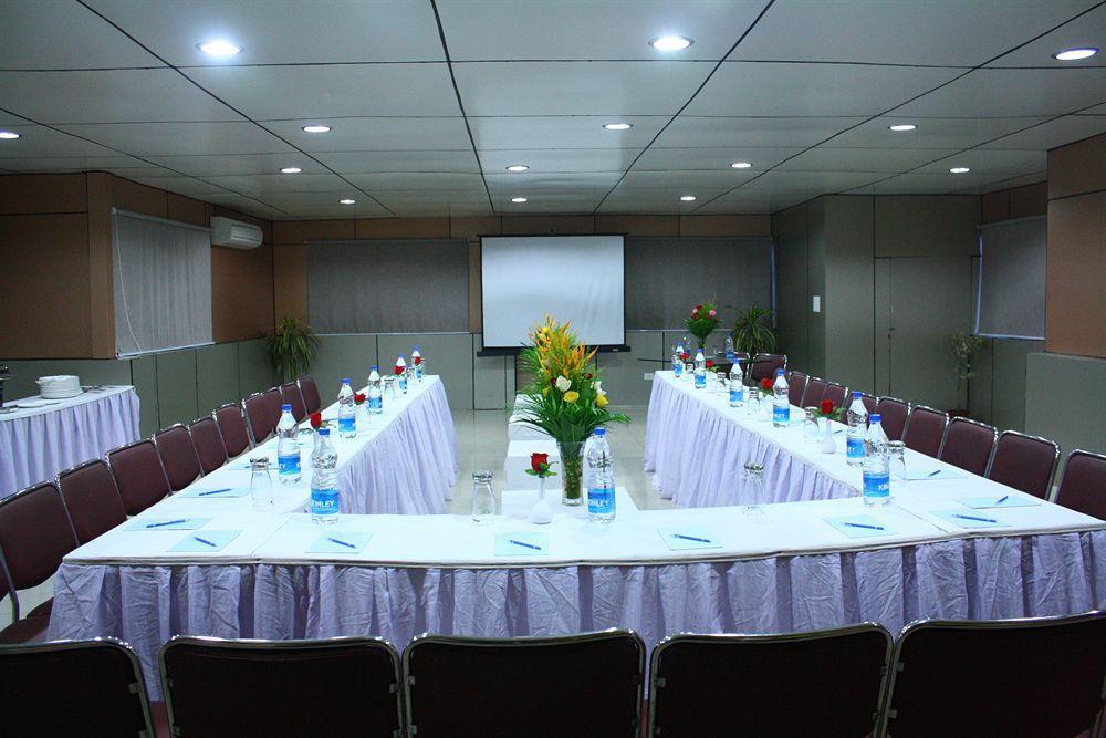 Hotel Crestwood Calcutta  Esterno foto