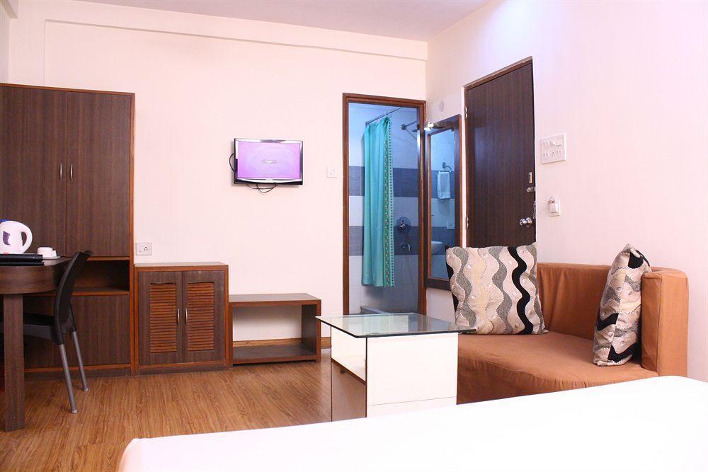 Hotel Crestwood Calcutta  Esterno foto