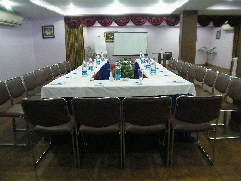 Hotel Crestwood Calcutta  Esterno foto