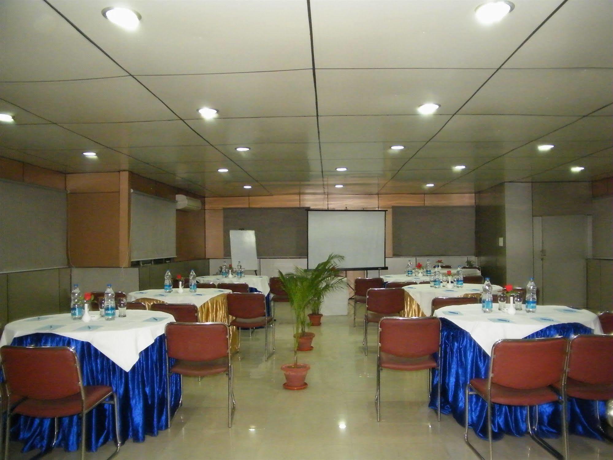 Hotel Crestwood Calcutta  Esterno foto