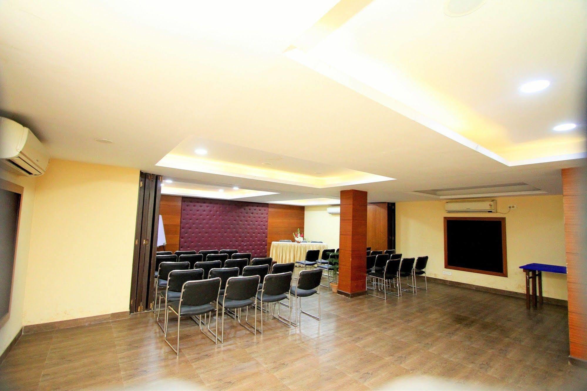 Hotel Crestwood Calcutta  Esterno foto