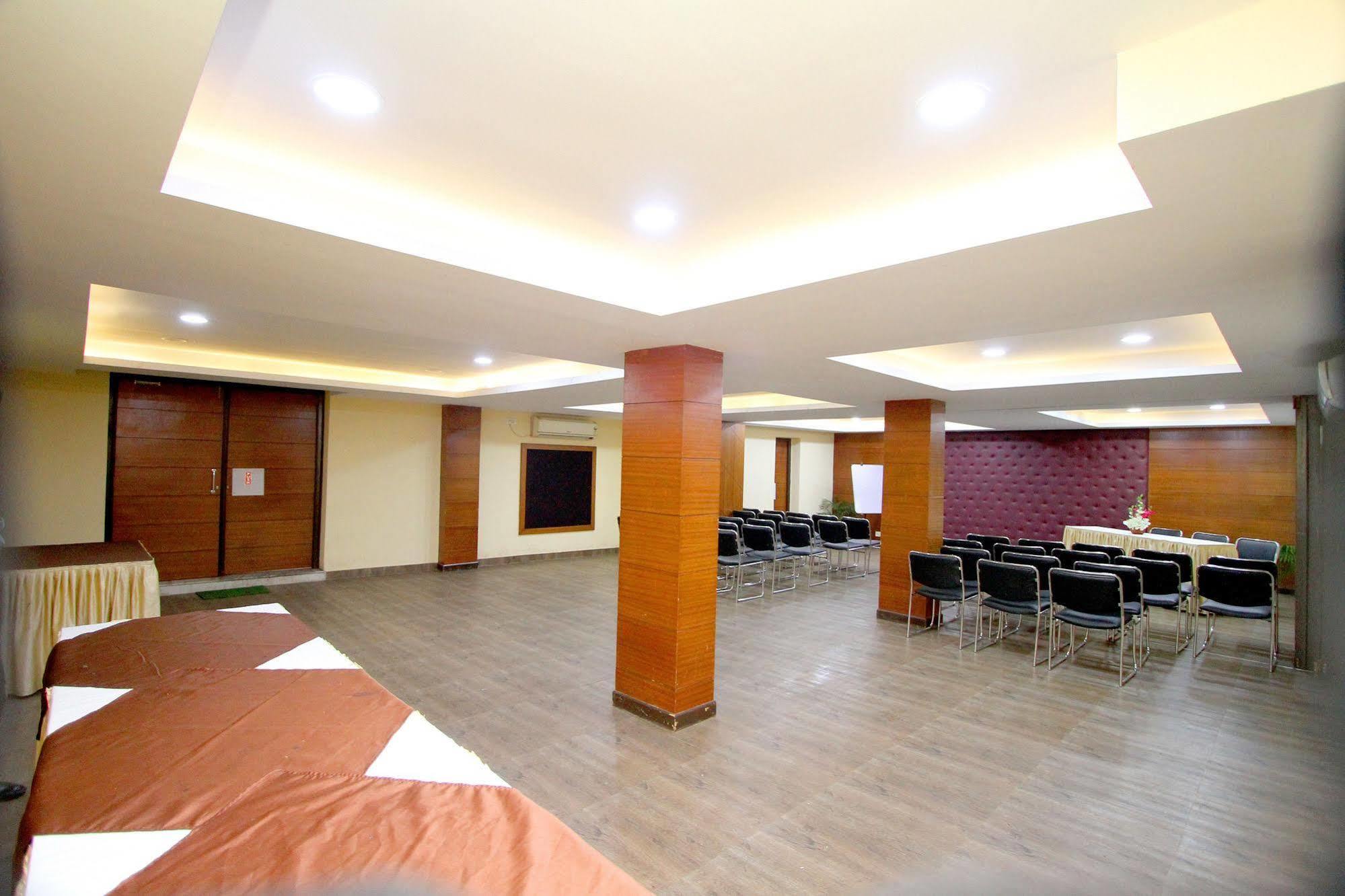 Hotel Crestwood Calcutta  Esterno foto