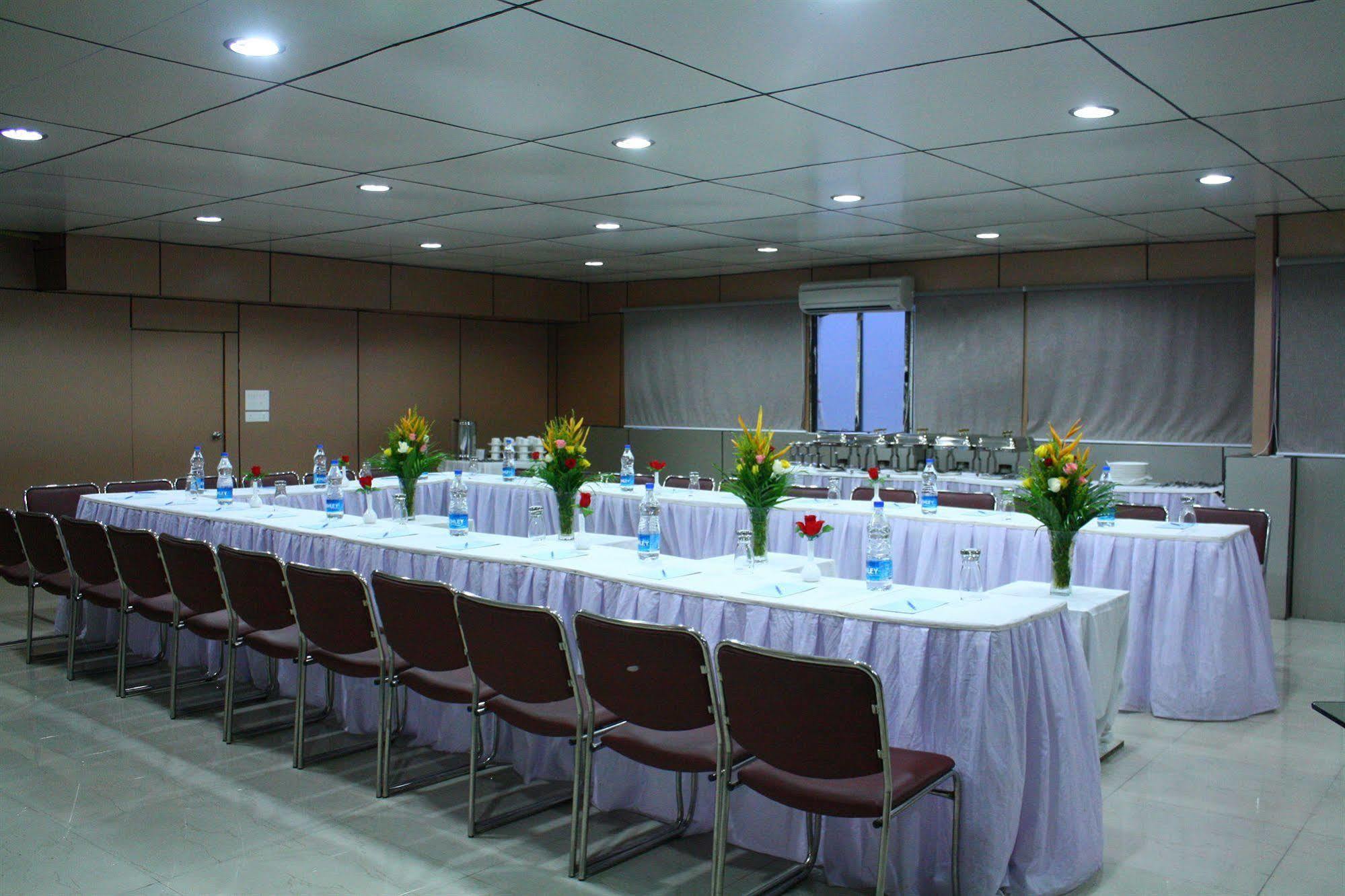 Hotel Crestwood Calcutta  Esterno foto